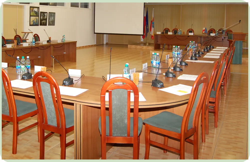 duża sala konferencyjna z nagłośnieniem i mikrofonami